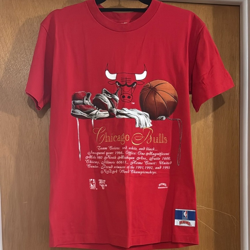 Original Vintage Nutmeg  Embroidered Chicago Bulls Red shirt 90s